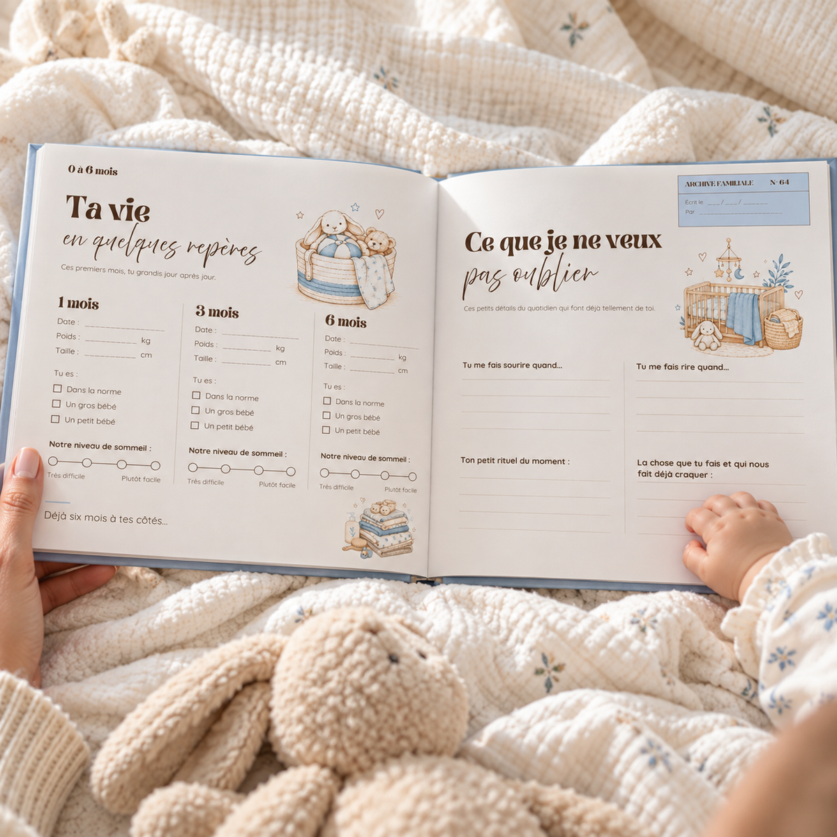Le livre Avant toi ouvert sur les pages « Ta vie en quelques repères » et « Ce que je ne veux pas oublier », avec la main d’un bébé posée dessus